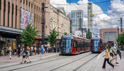 Raitiovaunut Tampereen keskustassa Hämeenkadulla.