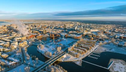 Tampereen keskusta Ratinan suuntaan ilmasta kuvattuna aurinkoisena talvipäivänä. 
