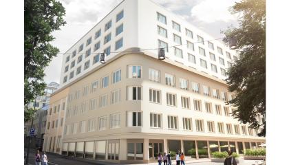 Kuvassa kahden kadun kulmassa vanha rakennus jossa lisäkerroksia.