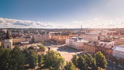 Keskustori loppukesästä.