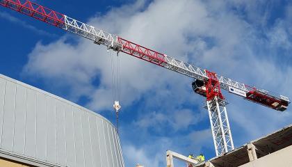 Kuvassa nosturi rakennustyömaalla.