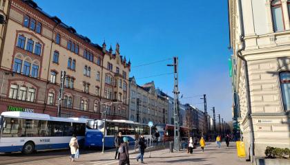 Busseja, kävelijöitä ja Ratikka Hämeenkadulla, Raatihuoneen kohdalla.