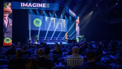 Nainen puhuu tapahtuman lavalla.