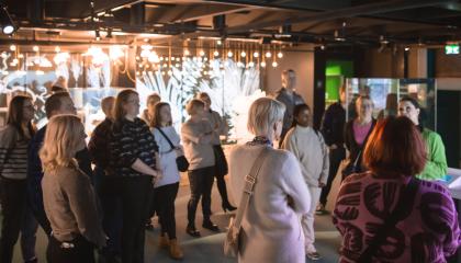 Ihmisjoukko kokoontuneena museon aulaan.