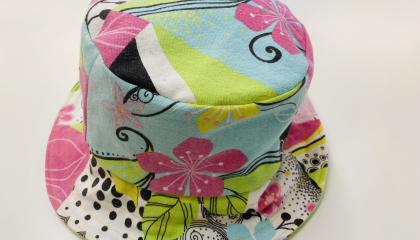 Pohjolan kädentaitopajassa Koukkuniemen asukkaalle tehty kesähattu.