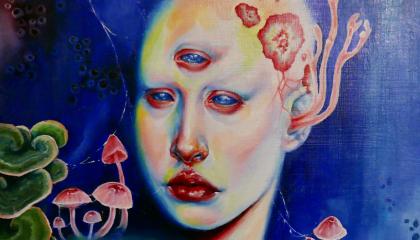 Ondrei Kankaan taulu, jossa sinisellä taustalla vaalea hahmo, josta kasvaa sieniä