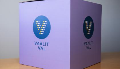 Violetti vaaliuurna pöydällä.