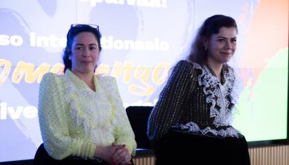 Kaksi romaninaista esiintyvät romanipäivän juhlassa.