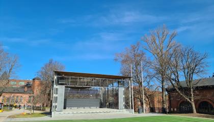 Katettu ulkoesiintymislava aurinkoisessa säässä.