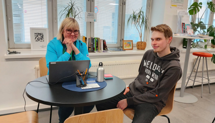 Kaksi henkilö istumassa Tampereen Ohjaamolla