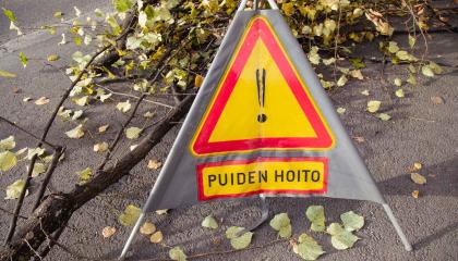 Puiden hoitotyöstä varoittava liikennemerkki.