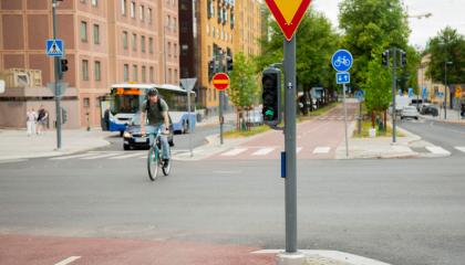 Pyöräilijä ylittämässä Rautatiekatua Rongankadulta.