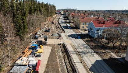 Ratikkatyömaata Nuolialantien varrella Härmälässä.