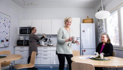 Itätuulen työntekijät Marjo Kata, Merja Meskanen ja Päivi Häkkinen oleskelevat kahvihuoneessa.