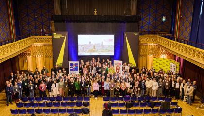 Festivaalikongressin osallistujia ryhmäkuvassa.