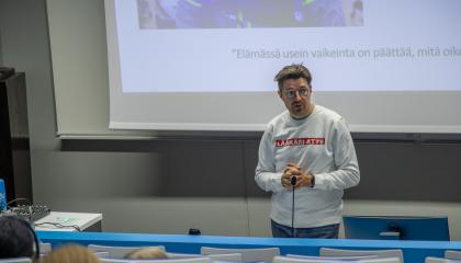 Lääkäri Atte Virolainen luennoi opiskelijoille.