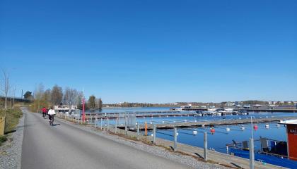 Pyöräilijöitä rantareitillä venelaitureiden kohdalla.