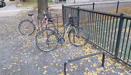 Pyöriä pyörätelineissä Eemil Aaltosen puistossa.