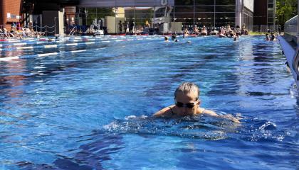 Uimari maauimalan altaassa.