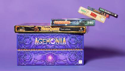 Pinossa pelilautoja violettia taustaa vasten.