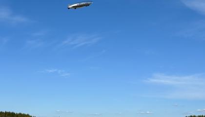 Kelluun ilmalaiva taivaalla.