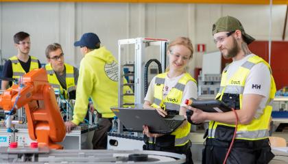 Tredun opiskelijoita työn ääressä.