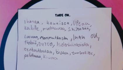 Kuvassa käsinkirjoitettua tekstiä, jossa jatketaan useilla sanoilla lausetta Taide on.