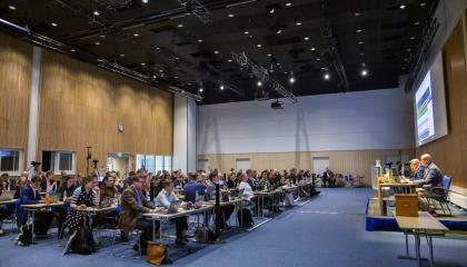 Iso sali, valtuustoa vasemmalla ja puheenjohtaja oikealla.