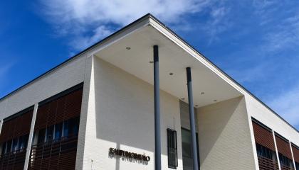 Rakennus, jonka edessä kaksi pylvästä. Seinässä lukee "kaupungintalo".