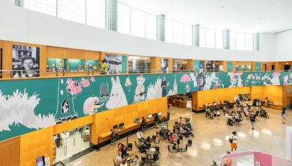 New Yorkissa sijaitsevan Brooklyn Public Libraryn korkeassa aulatilassa näkyy ihmisiä ja muumiaiheisen näyttelyn elementtejä.