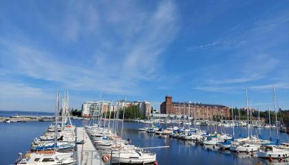 Purjeveneita Naistenlahden satamassa.