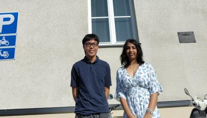 Kaksi linjan oppilasta seisomassa Pyynikin lukion pihassa