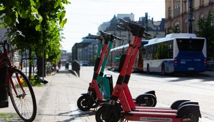 Sähköpotkulautoja parkkeerattuna Hämeenkadun varressa.