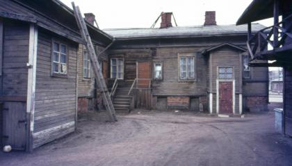 Amurin asuinkorttelin entistä sisäpihaa vuodelta 1975. Harmaita puurakennuksia.