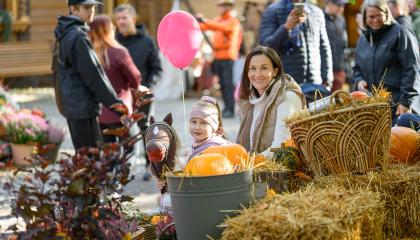 Vanhempi ja lapsi Tampereen tallipihalla.