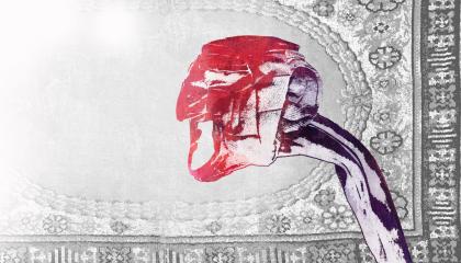 Grafiikan teoksessa on taustalla harmaa matto ja edessä pitkäkaulainen hahmo punainen naamio päässään.