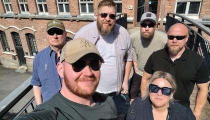 Matkalippujen tarkastajia Frenckellin edustalla.