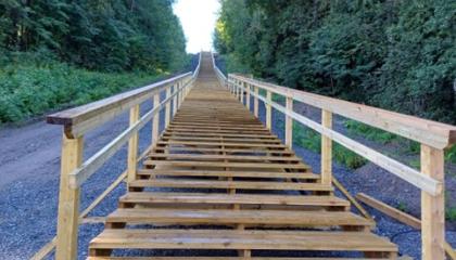 Hervannanrinteen portaat alhaalta päin.