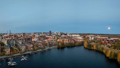 Etualalla Viinikanlahti, tausta Tampereen siluetti illalla.