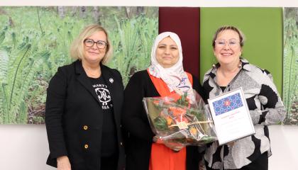 Palkinnon ottivat vastaan Tarja Rintakoski, Housana Alfashtaki ja  Mirja Tyynysniemi.  Housanalla kädessä kukkakimppu ja Mirjalla kunniakirja.