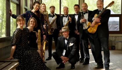 Swing Doctors yhtye poseeraa soittimiensa kanssa.