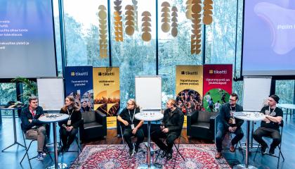 Panelistit keskustelemassa tapahtuman lavalla.