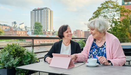 Naiset katsovat tabletin