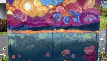 Värikäs sähkökaappi Hervannassa.