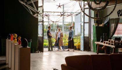 Ihmisiä Kalevan Hallin oviaukossa.