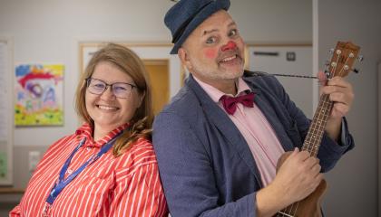 Kaksi henkilöä hymyilevät kameralle.