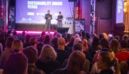 Lavalla kaksi esiintyjää ja yleisöä.