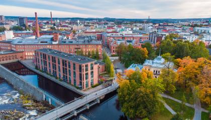 Ilmakuvassa Tammerkoski ja rakennuksia sen ympärillä Tampereen Finlaysonin alueella.