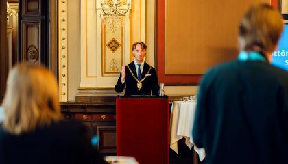 Puhujakorokkeen takana seisova pormestari Ilmari Nurminen kertoo Raatihuoneella vuoden 2026 talousarvioehdotuksesta medialle 22.10.2025.