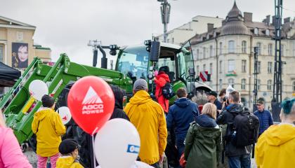 Ihmisiä Keskustorin Isot koneet -tapahtumassa.